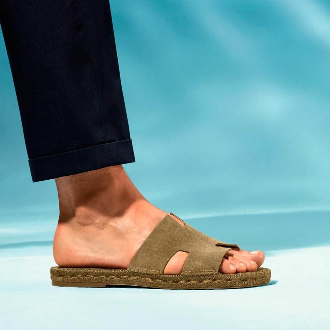 のインスタグラム：「Follow the sun.  #HelloToes #Footloose #SpringSummer21 #Sandal   #Hermes  #HermesShoes」
