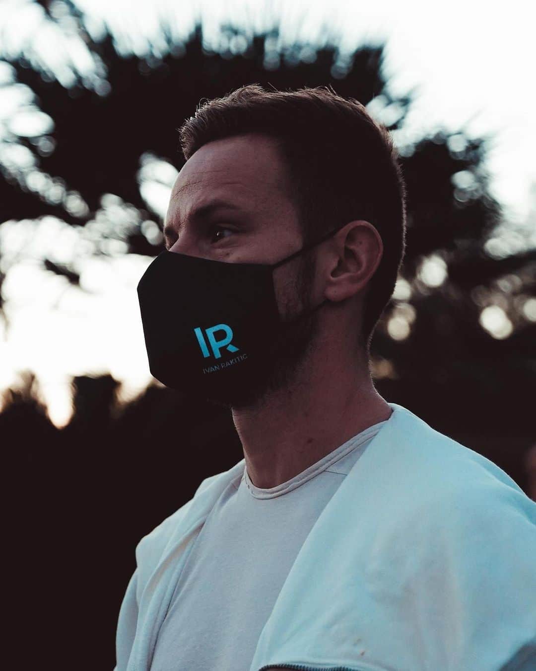 イヴァン・ラキティッチのインスタグラム：「Do you like my mask? 😜😷 Out with the boys 🤙🏼🙋🏼‍♂️🐶🐶 // @u3store.es #rakitic」