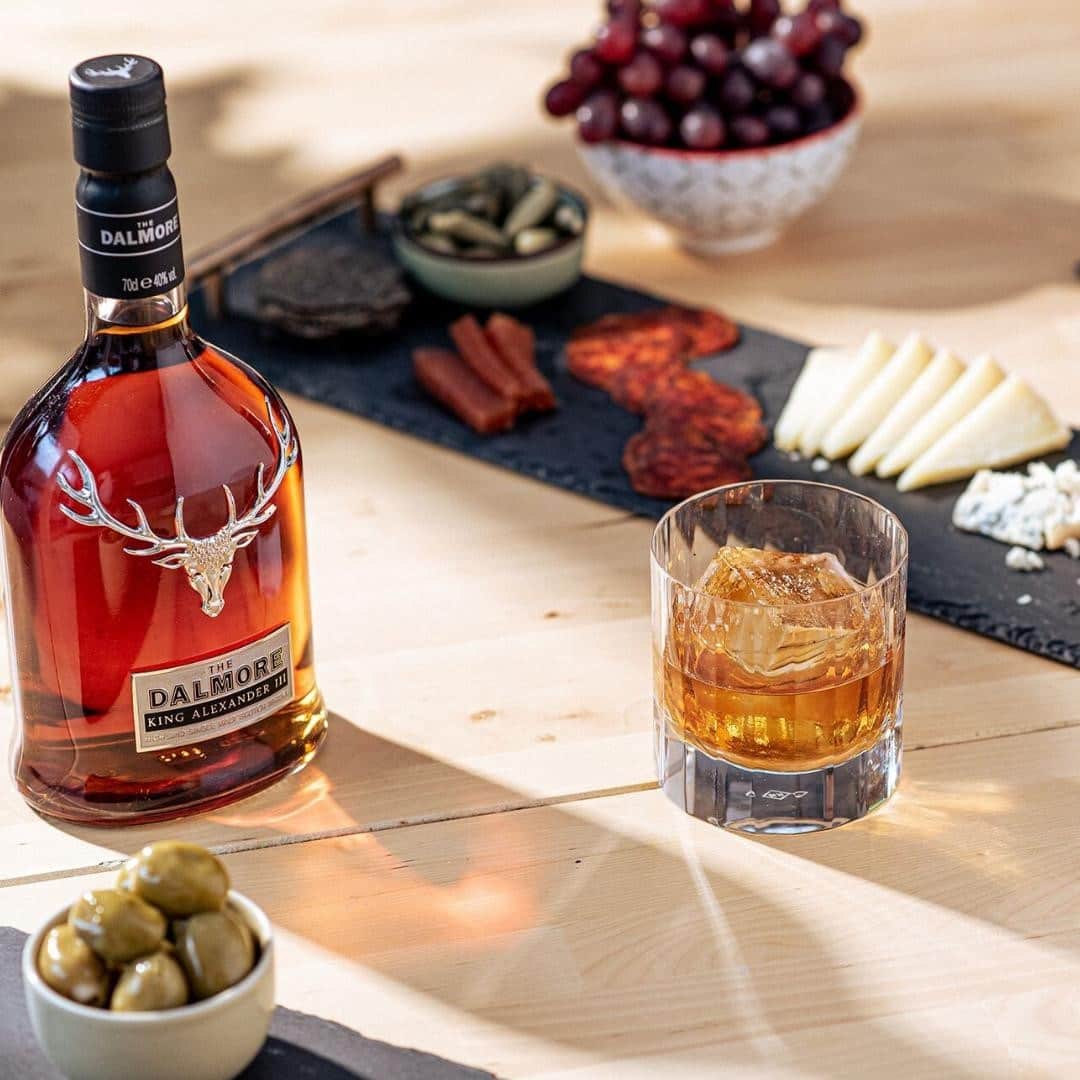 The Dalmoreさんのインスタグラム写真 - (The DalmoreInstagram)「Long winter days are perfect for sharing a glass of The Dalmore, a platter of edible delights and thoughts of brighter days ahead.  #dalmorewhisky #dalmore」1月15日 2時00分 - thedalmore