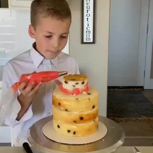 2.8 Milllon CAKESTERS!のインスタグラム：「🎂⁠ 🎥: @neuroticmom」