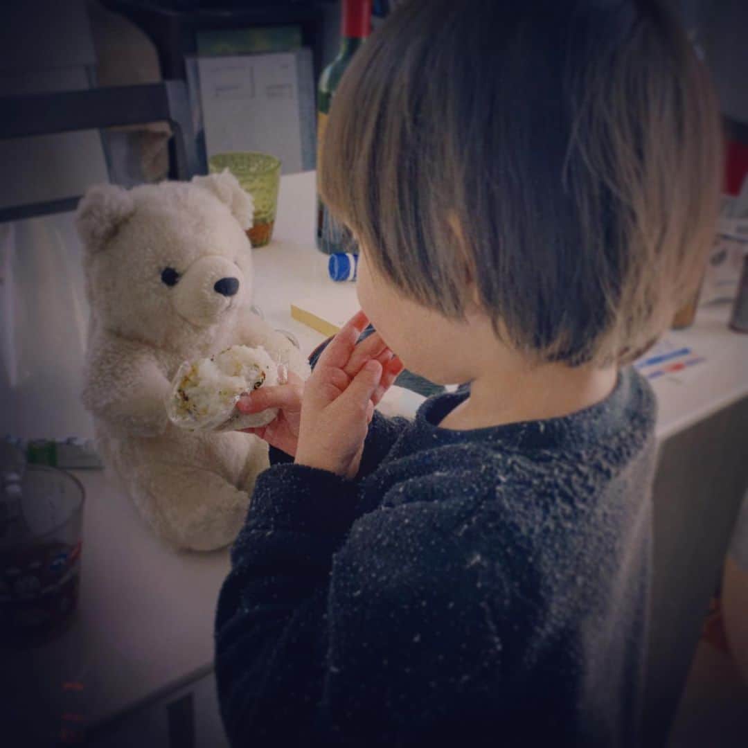 小明のインスタグラム：「次男は自分が食べてるおにぎりをかならずパンちゃん(ぬいぐるみ )にわけてあげる。 「はい、ぱんちゃん、おいちい？」 「あむあむ、おいしい(私の裏声」 このターンは永遠に続く。めんどくさい？もちろんさ。でも私は守りたい、彼の中のファンタジーを。しゃべるクマがいたっていいし、そのクマが友達なんて最高じゃないか。 「パンちゃん、おいちかった？」 「おいしい！やっぱおにぎりはのり玉だね！(私の裏声」 「ほら食べたら早く片付けるよー(私の地声(低い」 「ママ、パンちゃん、おかーり、ちて！」 「はーいおかわりね(真顔」  私は母でありパンである パンであり母でありママでありパン……パンっていうかクマのパンちゃん。パンちゃんだから、私。パンちゃんとして、生きてくことにしたから、今、多分」