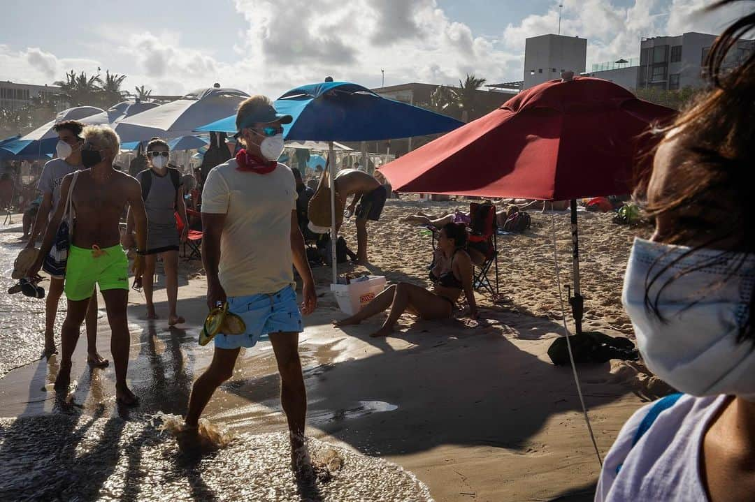 TIME Magazineさんのインスタグラム写真 - (TIME MagazineInstagram)「Sitting on the soft white sand of the world-famous beach in Cancún, Mexico, the turquoise water lapping lazily at your feet as tourists jog maskless along the shore, you can almost imagine that the coronavirus pandemic never happened, writes Oscar Lopez. But behind the pulsing music and pristine beaches lies an ominous reality. COVID-19 has infected some 16,000 people in the state of Quintana Roo, which includes Cancún, claiming over 2,000 lives. Limited testing means actual numbers are likely far higher. And even as tourists begin flooding in, often escaping a raging pandemic back home, COVID-19 remains a crippling crisis for the waiters, housekeepers, chauffeurs and others here who depend on tourism, with many losing their jobs, their family or even their lives because of the deadly disease. Read more at the link in bio. In these photographs: tourists on the beach in Playa del Carmen; tourists and workers in bars and nightclubs in Cancún’s hotel zone; tourism sector workers on public transportation in Cancún's downtown; Heidi, 29, and her sister Julia try to reassure her baby in their home in Tres Reyes, a shanty town on the outskirts of Cancún and considered one of the poorest and most dangerous areas in the city; and the inside of a government housing development on the outskirts of Cancún. Photographs by @clauguadarrama—@magnumfoundation for TIME」1月15日 2時04分 - time