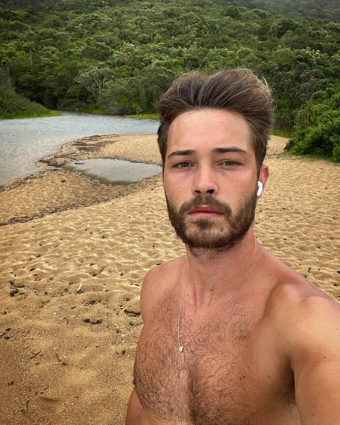 フランシスコ･ラチョースキーのインスタグラム：「#wilsoooooon 🧔 shave?」