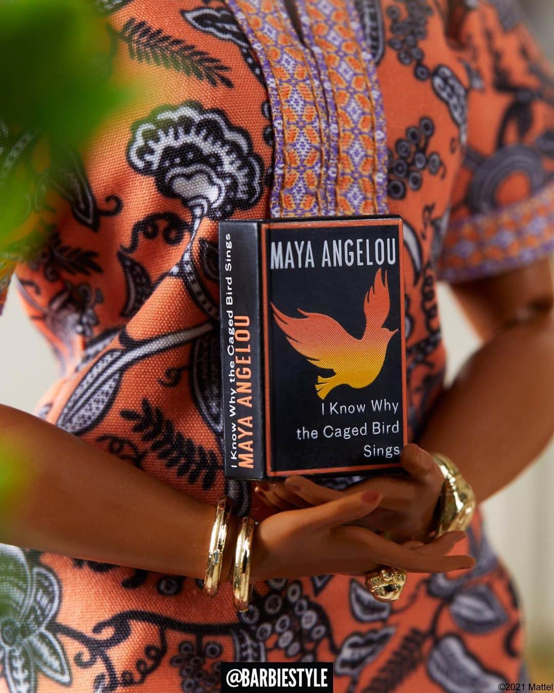 バービーさんのインスタグラム写真 - (バービーInstagram)「The extraordinary #MayaAngelou is the newest heroine in our Inspiring Women Collection. An author, activist and teacher, Dr. Angelou is an inspiration for what you can achieve when you speak up and stand out. Add this limited edition doll to your collection, now via link in bio. 📕 #barbie #barbiestyle⁠」1月15日 2時08分 - barbiestyle