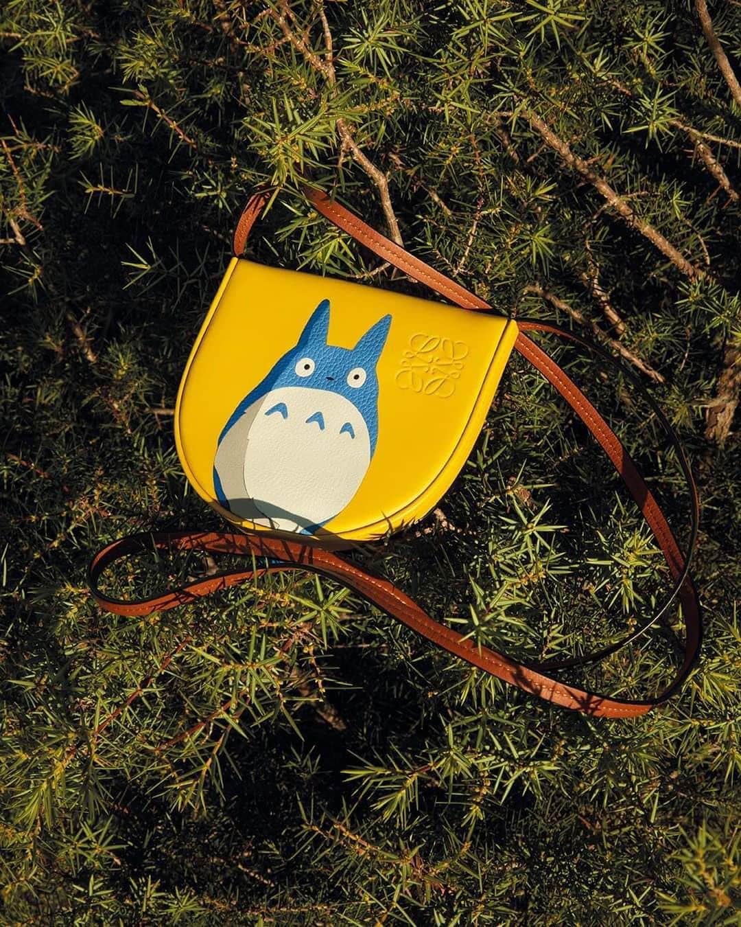 LVMHさんのインスタグラム写真 - (LVMHInstagram)「The Group and its Maisons aspire to bring a touch of hope and optimism to the beginning of this new year. @loewe does it in a very poetic way with #LoeweTotoro.​  ​ Inspired by Hayao Miyazaki’s film masterpiece My Neighbor Totoro, the latest capsule collection from @loewe celebrates the love of craft shared by the celebrated Spanish luxury house and Studio Ghibli. The protagonists of the cult 1988 Japanese animated movie come to life on clothes, bags and accessories in a truly magical creative encounter.​  #LVMH #Loewe #LoeweTotoro」1月15日 2時09分 - lvmh