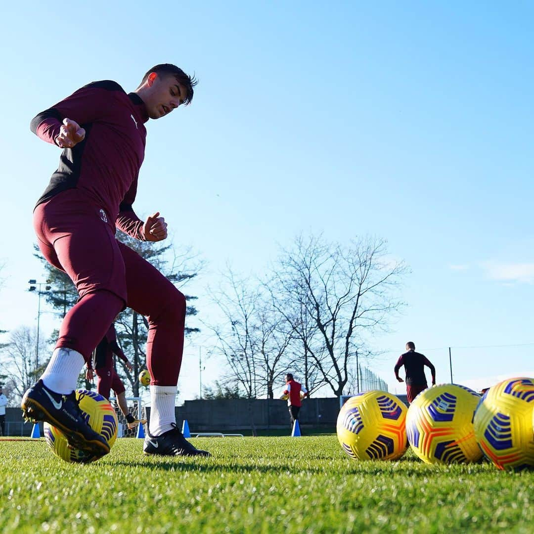 ACミランさんのインスタグラム写真 - (ACミランInstagram)「Fully focused on our next game 👊 Powered by A2A Energia #CagliariMilan #SempreMilan」1月15日 2時11分 - acmilan