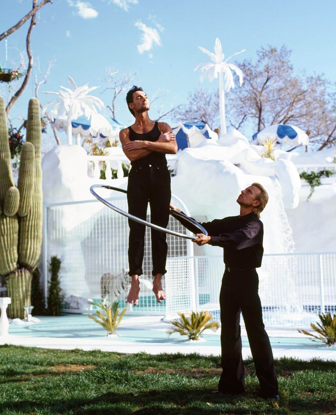 のインスタグラム：「This morning I was saddened to hear about the passing of Siegfried Fishbacher. I was so lucky to have photographed Siegfried and Roy years ago in Vegas. It was really fun tooling around the strip in their convertible with a gigantic lion that they had had since he was a young cub. Cars were almost crashing when people would see us—it was always a great ride with them.   Thank you to Bernie Yuman for giving me a journey I’ll never forget.」