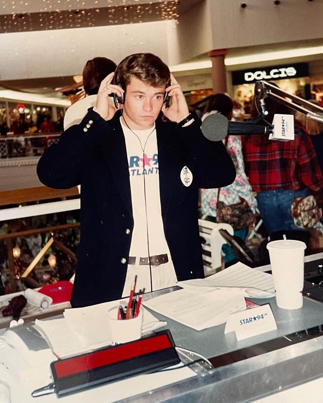 ライアン・シークレストのインスタグラム：「Back when I headlined malls #tbt」