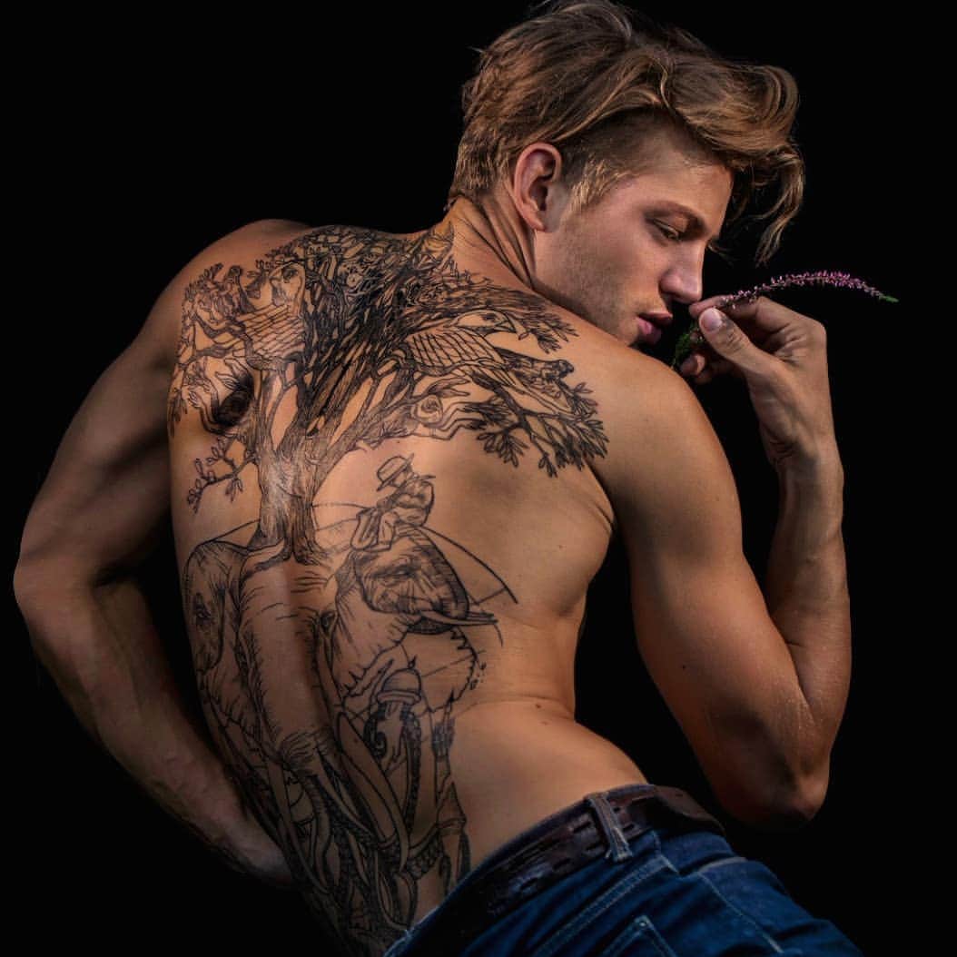 セバスティアン・ソーブのインスタグラム：「Just like a dream... I'm going to take you away... @joshbrandao」