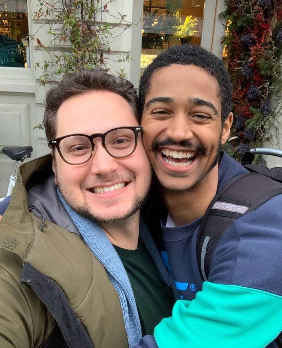 マット・マクゴリーのインスタグラム：「timeline cleanse of this delightful human and #tbt to mask-free face hugs in London 💞」