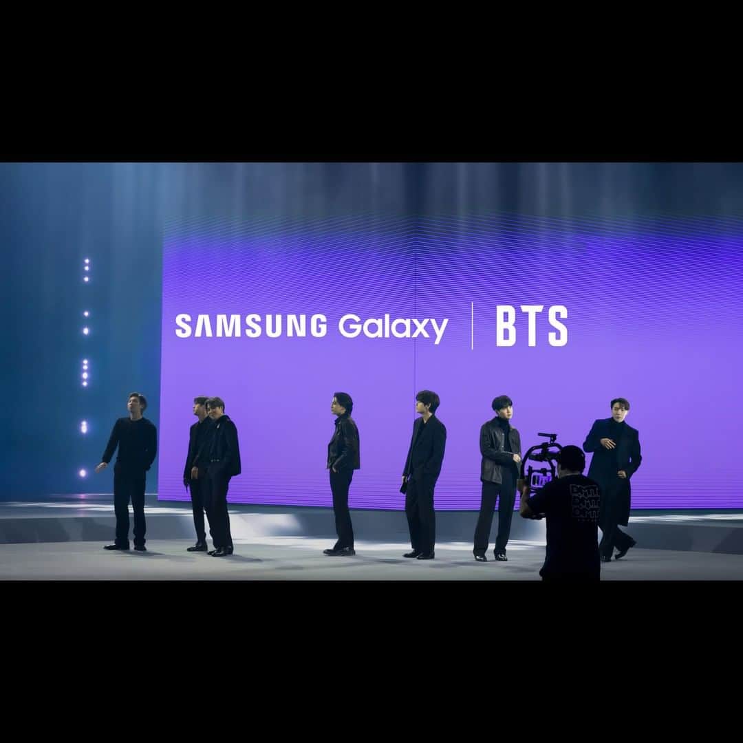 Samsung Mobileのインスタグラム：「Another #SamsungUnpacked for the books. Plus: a little glimpse behind-the-scenes, with @bts.bighitofficial  #withGalaxy #GalaxyxBTS」