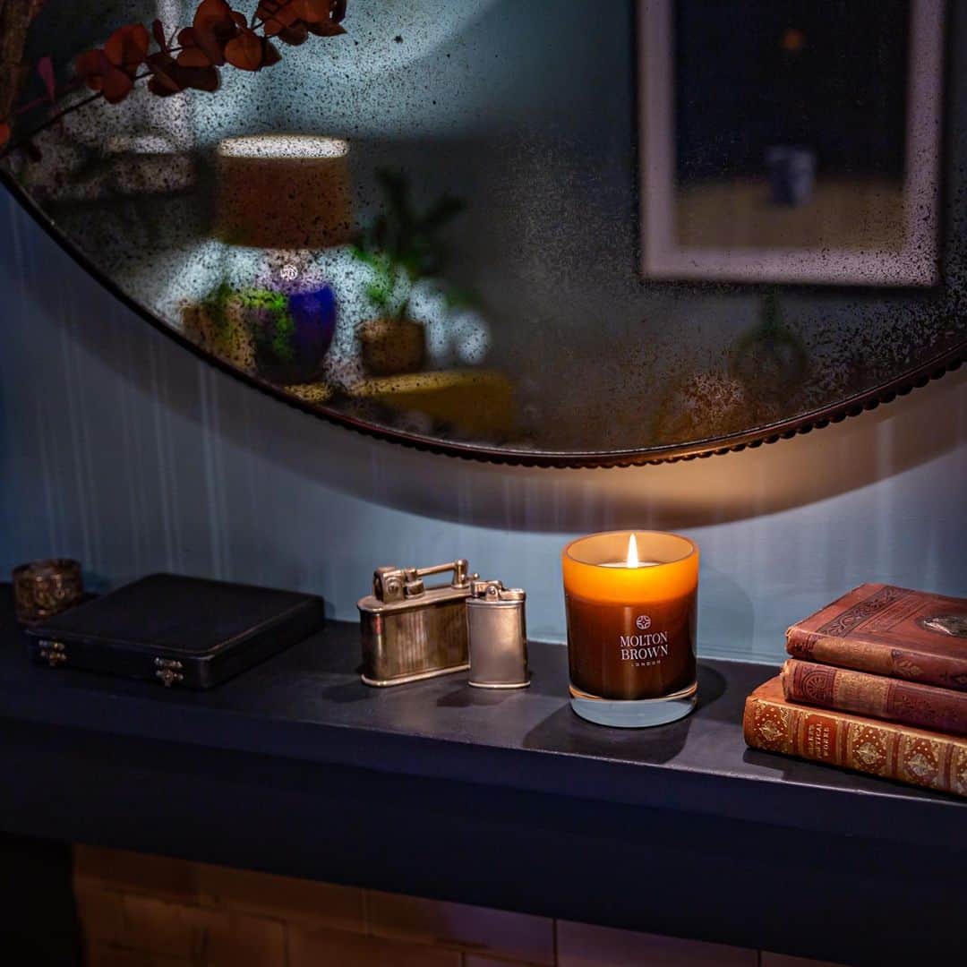 モルトンブラウンのインスタグラム：「Whilst things may feel a little different and uncertain right now, don’t forget to take some time for yourself. Light your favourite candle – ours is Black Peppercorn at the moment – to help you unwind each evening.」