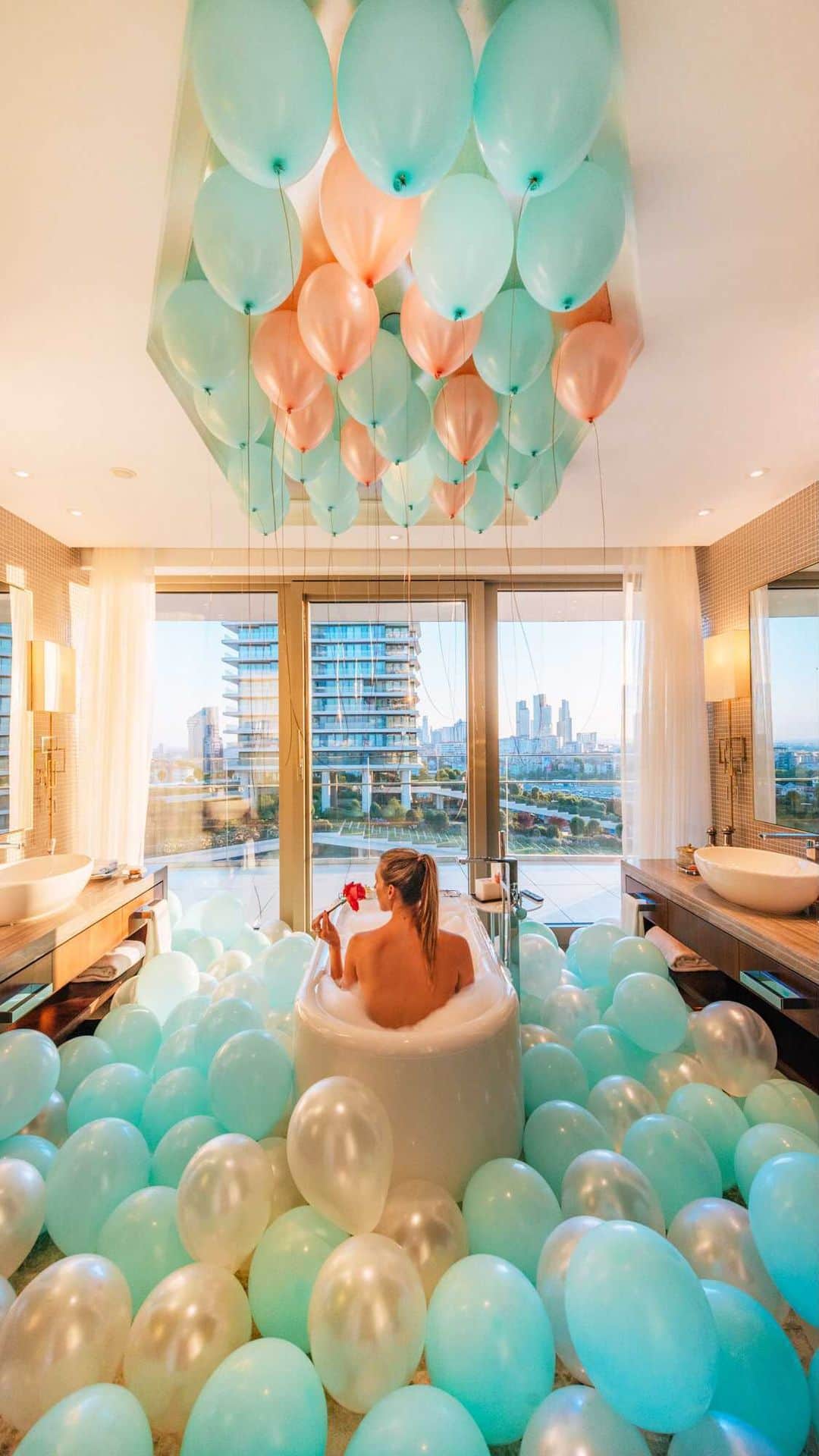 Izkizのインスタグラム：「Arriving at our hotel room to this was a fun surprise! 🎈🎈🎈 The staff at @rafflesistanbul always go out of their way to make your stay extra special! #istanbul #turkey #hotel」