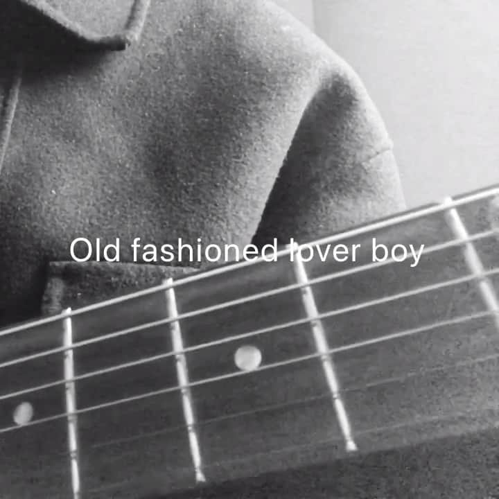 のインスタグラム：「最近はこればっかり聴いてます🎧 #1日1カバー #カバー #ギター  #oldfashionedloverboy #queen #songcover #シンガーソングライター  #由薫  #singing #歌 #洋楽」