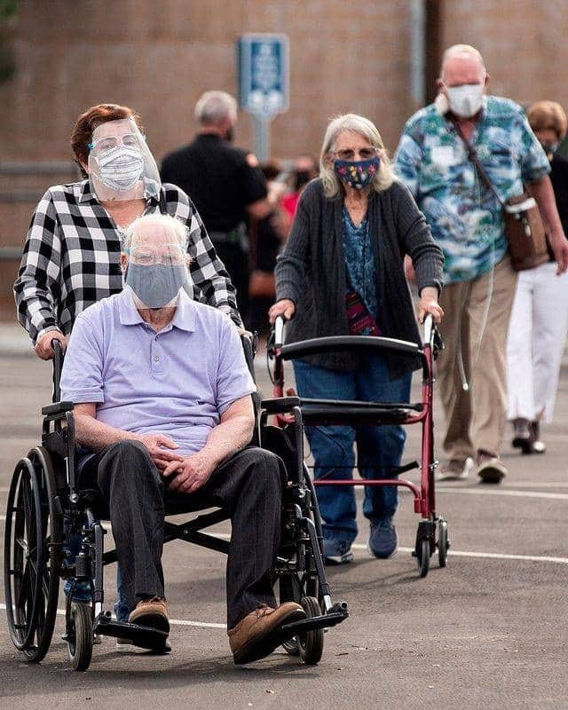 Primer Impactoさんのインスタグラム写真 - (Primer ImpactoInstagram)「Acuden al parque temático de #Disneyland en #Anaheim, #California, para vacunarse contra el #covid19.  El condado de Orange logró un acuerdo con los dueños del parque para establecer un “superpunto de colocación" de la vacuna, que han bautizado en inglés como Point-of-Dispensing (POD) con capacidad para aplicar miles de dosis a residentes del estado.  Según datos de a Universidad Johns Hopkins, Estados Unidos sigue siendo el país más afectado por la pandemia con 23,071,895 casos de coronavirus y 384,653 muertes ligadas a la enfermedad.  📸: Etienne Laurent/ EFE/EPA.」1月15日 2時34分 - primerimpacto