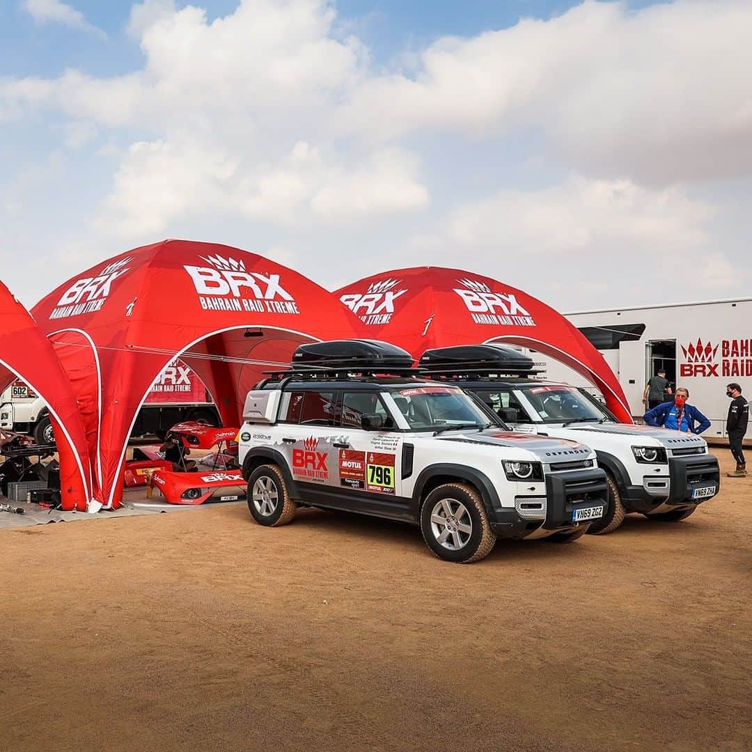Land Roverさんのインスタグラム写真 - (Land RoverInstagram)「The new #LandRover #DEFENDER is already playing a vital role on-location at #Dakar2021, ensuring the drivers and crew for @braidxtreme have the support they need to tackle the world's most extreme motorsport event.   #TeamDefender #NewDefender #BRX #MotorSport #OffRoad #SandDriving」1月15日 2時35分 - landrover