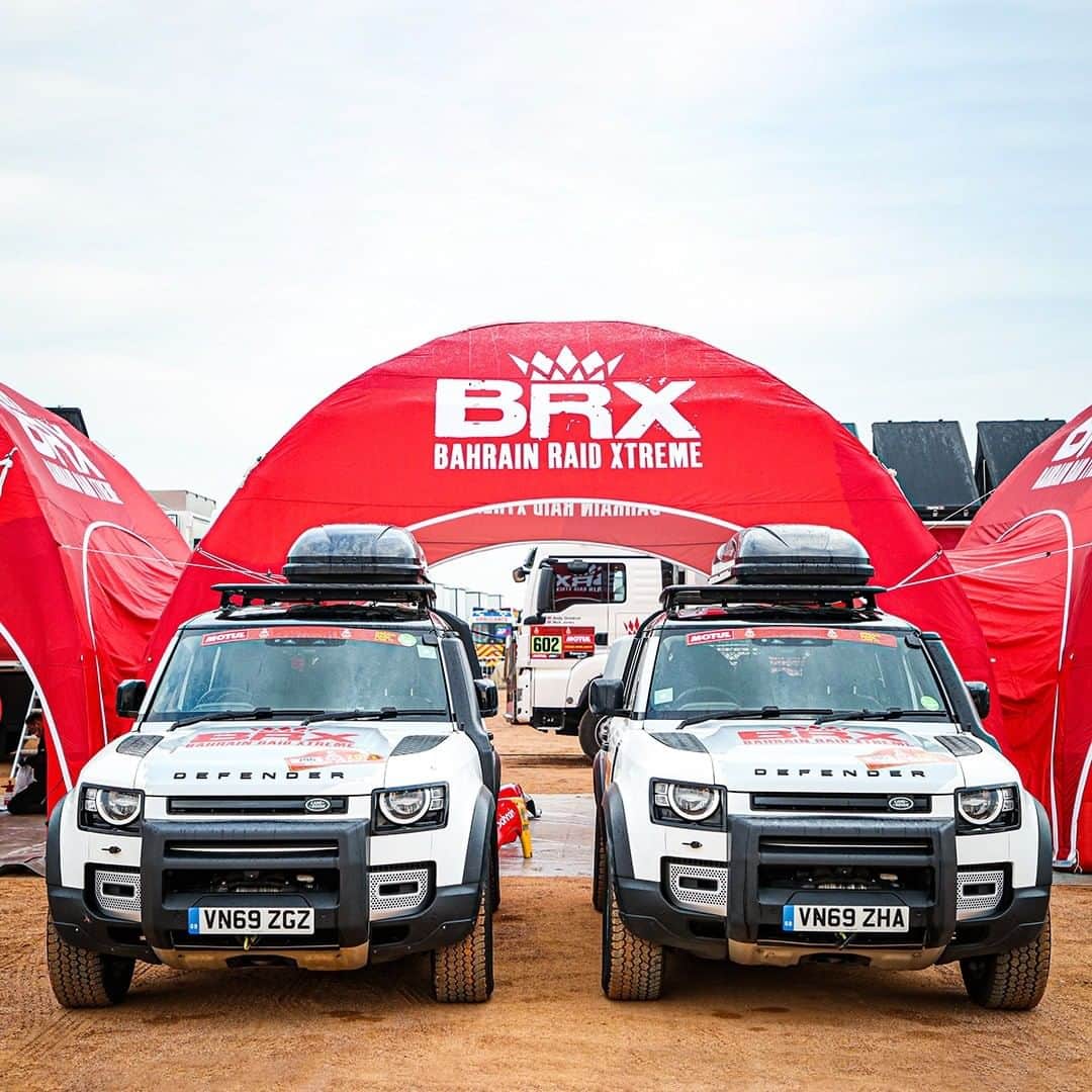 Land Roverさんのインスタグラム写真 - (Land RoverInstagram)「The new #LandRover #DEFENDER is already playing a vital role on-location at #Dakar2021, ensuring the drivers and crew for @braidxtreme have the support they need to tackle the world's most extreme motorsport event.   #TeamDefender #NewDefender #BRX #MotorSport #OffRoad #SandDriving」1月15日 2時35分 - landrover