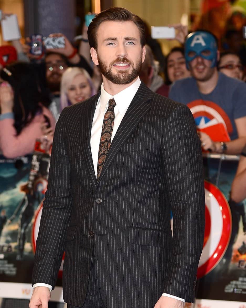 Just Jaredさんのインスタグラム写真 - (Just JaredInstagram)「Chris Evans is in talks to return as Captain America!!!! Tap this pic in the LINK IN BIO for everything we know about this breaking news.  #ChrisEvans Photo: Getty」1月15日 2時38分 - justjared