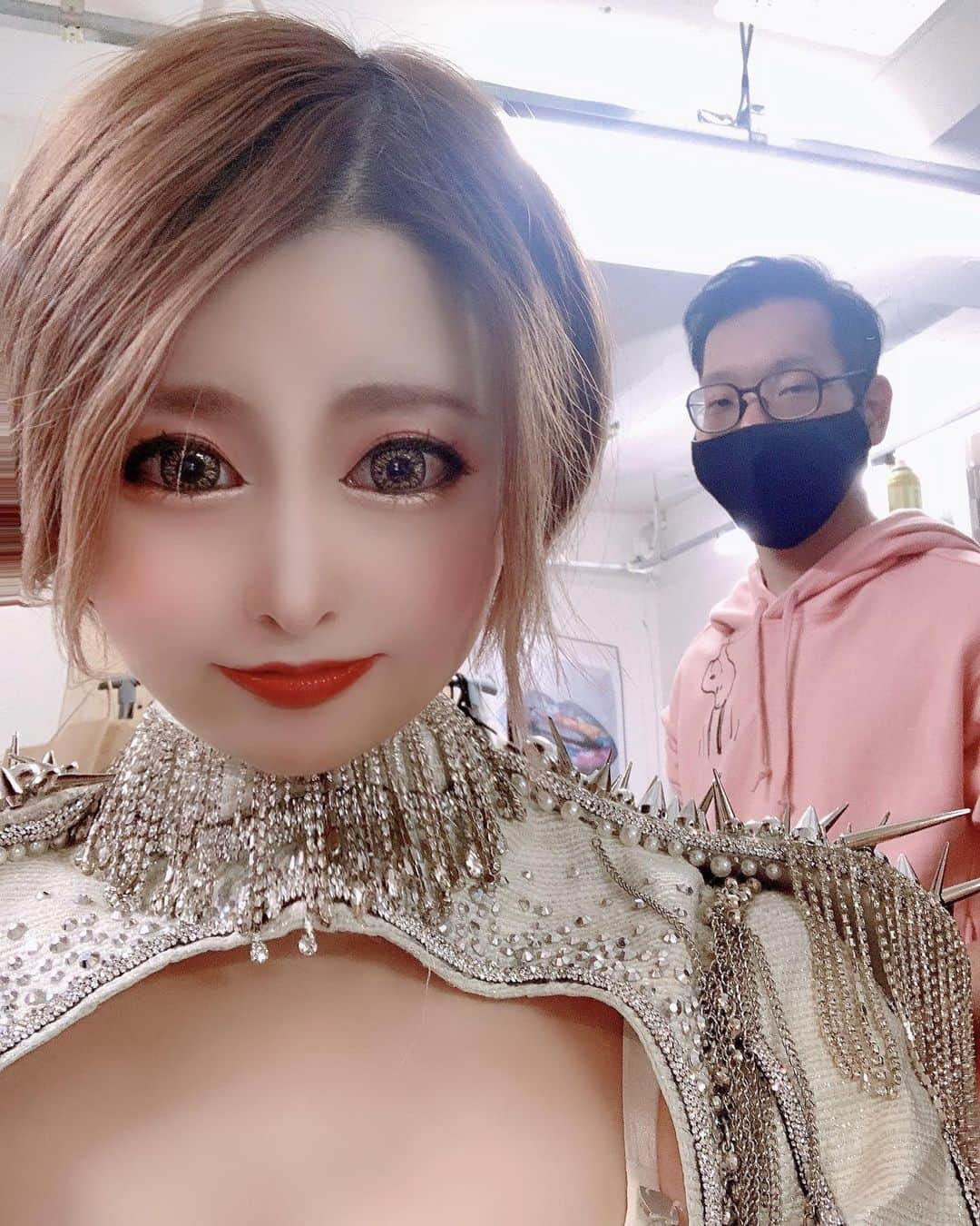 うららのインスタグラム：「撮影時のインスタライブ、見て頂いてありがとうございました❤ あと、チェキも買って頂いてありがとうございます✨ 今日から3日間は18:20~20:00の1回公演になってますのでお間違えなく🥺 お待ちしております🙇‍♀️💋  . . . #バーレスク大阪 #バーレス東京 #burlesque #北新地 #showpub #うらら #dancer #singer #キャバ嬢 #ホスト #モデル #cute #ポールダンス #アイドル #ギャル  #パリピ #gogodancer #脚フェチ #ビキニギャル #エロ可愛い #可愛い #小悪魔 #インスタ映え #ふぉろーみー #いいね #脚フェチ #エンタメ #ショートヘア #撮影 #お知らせ #コロナに負けるな」