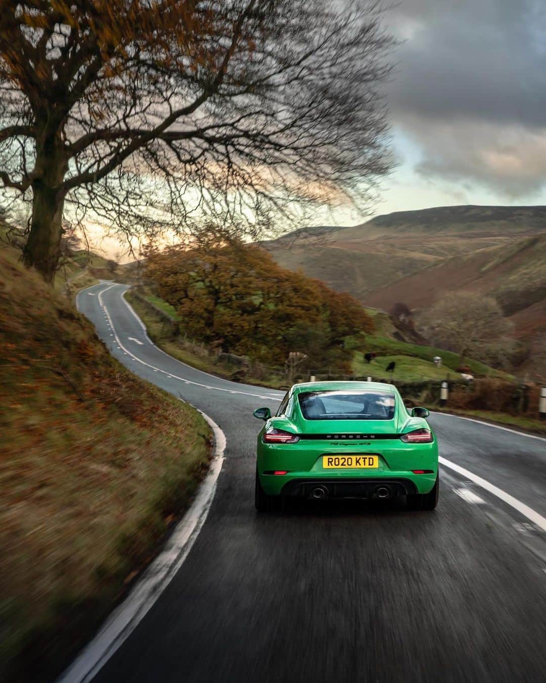 Porscheさんのインスタグラム写真 - (PorscheInstagram)「Snake charming in a 718 Cayman; this vision in Python Green takes on one of Britain's all-time favourite roads - the Snake Pass - inspired by the ROADS by Porsche app. Discover the online community of driving enthusiasts and find the world's most epic routes. Link in bio __ 718 Cayman GTS 4.0: Fuel consumption combined: 10,8 - 9,6 l/100 km; CO2 emissions combined: 246 - 219 g/km  I https://porsche.click/DAT-Leitfaden I Status: 01/2021」1月15日 2時46分 - porsche
