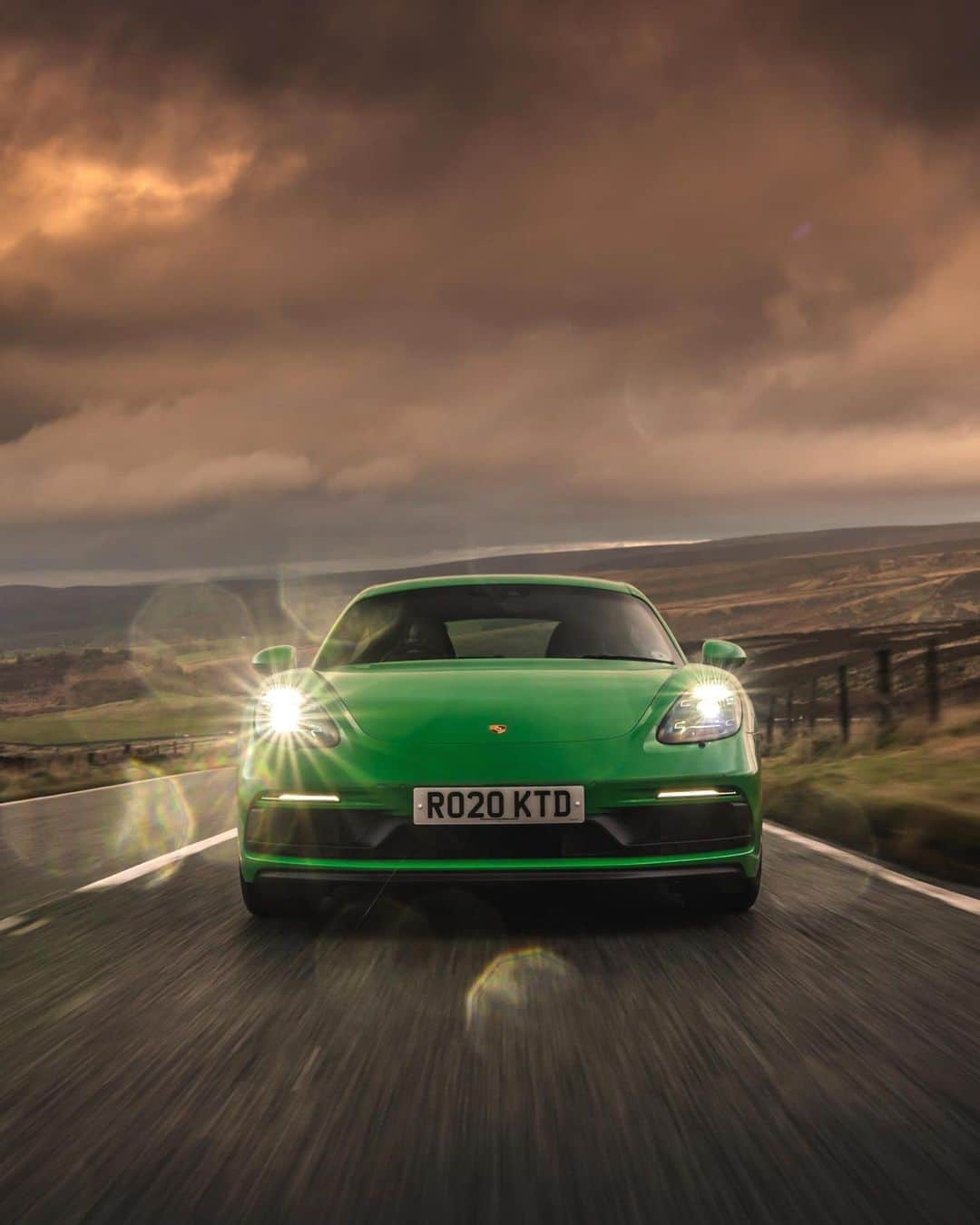 Porscheさんのインスタグラム写真 - (PorscheInstagram)「Snake charming in a 718 Cayman; this vision in Python Green takes on one of Britain's all-time favourite roads - the Snake Pass - inspired by the ROADS by Porsche app. Discover the online community of driving enthusiasts and find the world's most epic routes. Link in bio __ 718 Cayman GTS 4.0: Fuel consumption combined: 10,8 - 9,6 l/100 km; CO2 emissions combined: 246 - 219 g/km  I https://porsche.click/DAT-Leitfaden I Status: 01/2021」1月15日 2時46分 - porsche