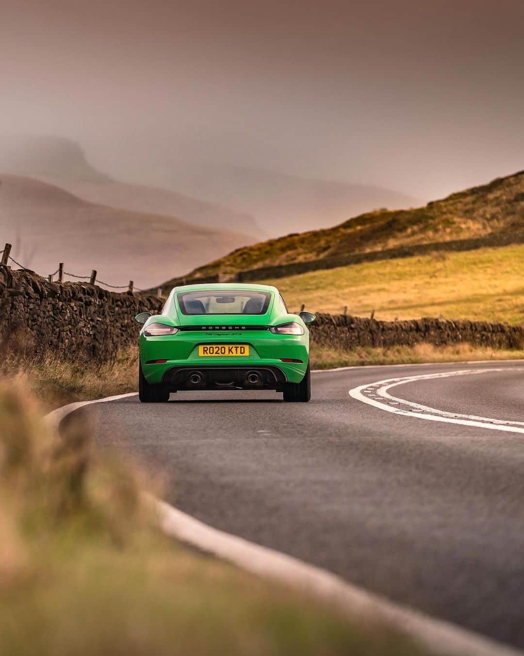 Porscheさんのインスタグラム写真 - (PorscheInstagram)「Snake charming in a 718 Cayman; this vision in Python Green takes on one of Britain's all-time favourite roads - the Snake Pass - inspired by the ROADS by Porsche app. Discover the online community of driving enthusiasts and find the world's most epic routes. Link in bio __ 718 Cayman GTS 4.0: Fuel consumption combined: 10,8 - 9,6 l/100 km; CO2 emissions combined: 246 - 219 g/km  I https://porsche.click/DAT-Leitfaden I Status: 01/2021」1月15日 2時46分 - porsche