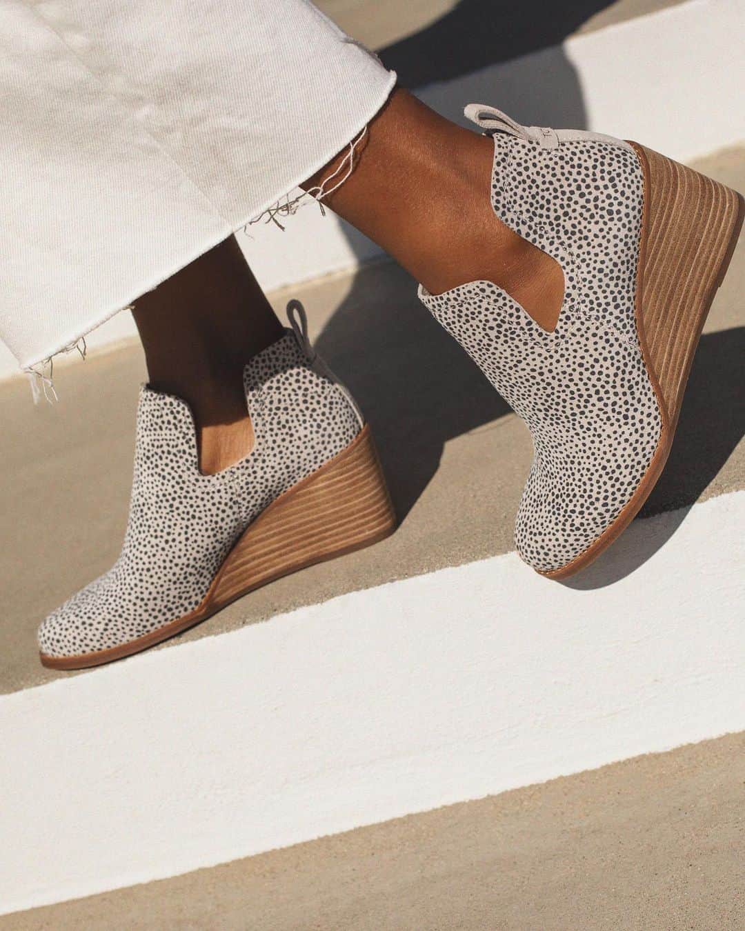 トムズシューズのインスタグラム：「We may have gone a little wild with the Kallie Wedge—but its impact is still grounded in good.」