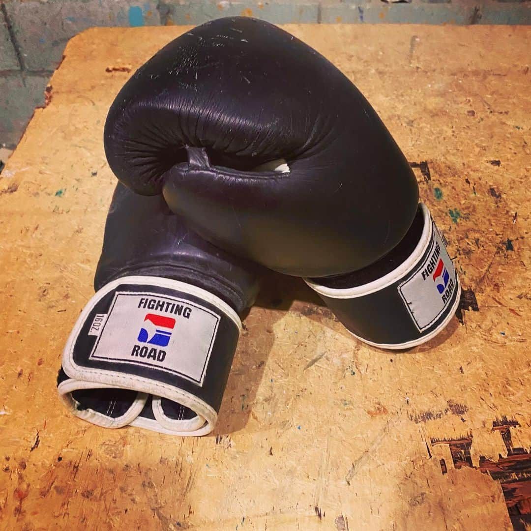 Erenaのインスタグラム：「🎨🧬ｽﾄﾚｽ発散ｽﾀｼﾞｵ🧬🎨 お次は…『ボクシング』🥊🥊🤪🥊🥊  ⇒⇒⇒つづく . #stress#disperse#stressdisperse#disintegration#u2#unusualunderground#25分崩壊し放題#カモフラ#つなぎ#ストレス発散#ストレス発散スタジオ#壺#骨董品#崩壊#荒れる#撮影#ムービー#撮影大会#おもしろ動画#好奇心旺盛#ボクシング#鍛える」