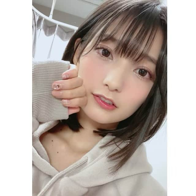 高野麻里佳さんのインスタグラム写真 - (高野麻里佳Instagram)「. . ネイルシールなるものを付けてみました。 意外とシールってわからないでしょ？✨ 服もメイクもネイルも チョコレートっぽい色味と 春っぽい質感に徐々に移行中〜 . . . そして最近の高野はというと… 顔だけめっちゃ痩せました！ インスタにはわからないようにと 撮った写真しかupしていませんが ライティングによっては骨が… 今まで脚が太い問題はありましたが 体重とか体型とかここ5年くらい ほとんど変わってなかったので 自分でも驚き。 . だから、最近痩せた？とか 太った？とか心配してくださる皆様 安心してください！ 特に変わりありません！ （母にも「痩せすぎじゃない！？」 って先日心配されてしまいました…） . もともと骨格は父に似てゴツめ 肌感は母に似てて皮膚が薄め （太ってるとか痩せてるとか関係なく） その特徴がより出てきたような気がします。 . . だんだん両親の子なのだなと感じられる ようになったのは嬉しいのだけど、 これからも上手いことお付き合い していかなきゃって思いました！ . . ですので…顔筋トレしつつ いっぱいご飯食べて増量中！ （体質的にいっぱい食べることは 少しキツイことですが、内臓から 体力をつけつつ美しくなるぞっ！） . . 胃に優しく程よく脂肪になる 食べやすい食べ物の情報募集中です… . . . 3枚目の写真、 なんでフードを被って不思議なピースを してるんだろうって考えてたんですけど… Mr.パーカーJr.でした！！！！！ . . . そんな深夜の呟き。 おやすみなさい😴 . .」1月15日 3時08分 - marika_kohno