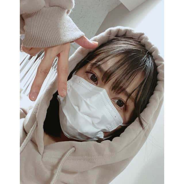 高野麻里佳さんのインスタグラム写真 - (高野麻里佳Instagram)「. . ネイルシールなるものを付けてみました。 意外とシールってわからないでしょ？✨ 服もメイクもネイルも チョコレートっぽい色味と 春っぽい質感に徐々に移行中〜 . . . そして最近の高野はというと… 顔だけめっちゃ痩せました！ インスタにはわからないようにと 撮った写真しかupしていませんが ライティングによっては骨が… 今まで脚が太い問題はありましたが 体重とか体型とかここ5年くらい ほとんど変わってなかったので 自分でも驚き。 . だから、最近痩せた？とか 太った？とか心配してくださる皆様 安心してください！ 特に変わりありません！ （母にも「痩せすぎじゃない！？」 って先日心配されてしまいました…） . もともと骨格は父に似てゴツめ 肌感は母に似てて皮膚が薄め （太ってるとか痩せてるとか関係なく） その特徴がより出てきたような気がします。 . . だんだん両親の子なのだなと感じられる ようになったのは嬉しいのだけど、 これからも上手いことお付き合い していかなきゃって思いました！ . . ですので…顔筋トレしつつ いっぱいご飯食べて増量中！ （体質的にいっぱい食べることは 少しキツイことですが、内臓から 体力をつけつつ美しくなるぞっ！） . . 胃に優しく程よく脂肪になる 食べやすい食べ物の情報募集中です… . . . 3枚目の写真、 なんでフードを被って不思議なピースを してるんだろうって考えてたんですけど… Mr.パーカーJr.でした！！！！！ . . . そんな深夜の呟き。 おやすみなさい😴 . .」1月15日 3時08分 - marika_kohno