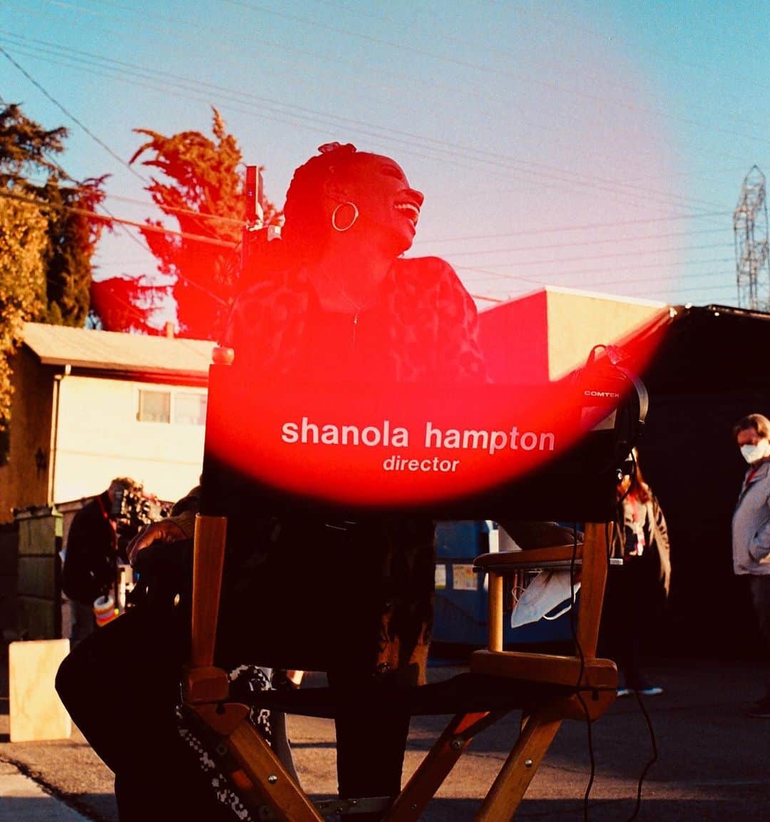 シャノーラ・ハンプトンのインスタグラム：「Back at it!! I love directing so much! @emmakenney killing the photography game! @emmaroseseye #Shameless #Ep8」