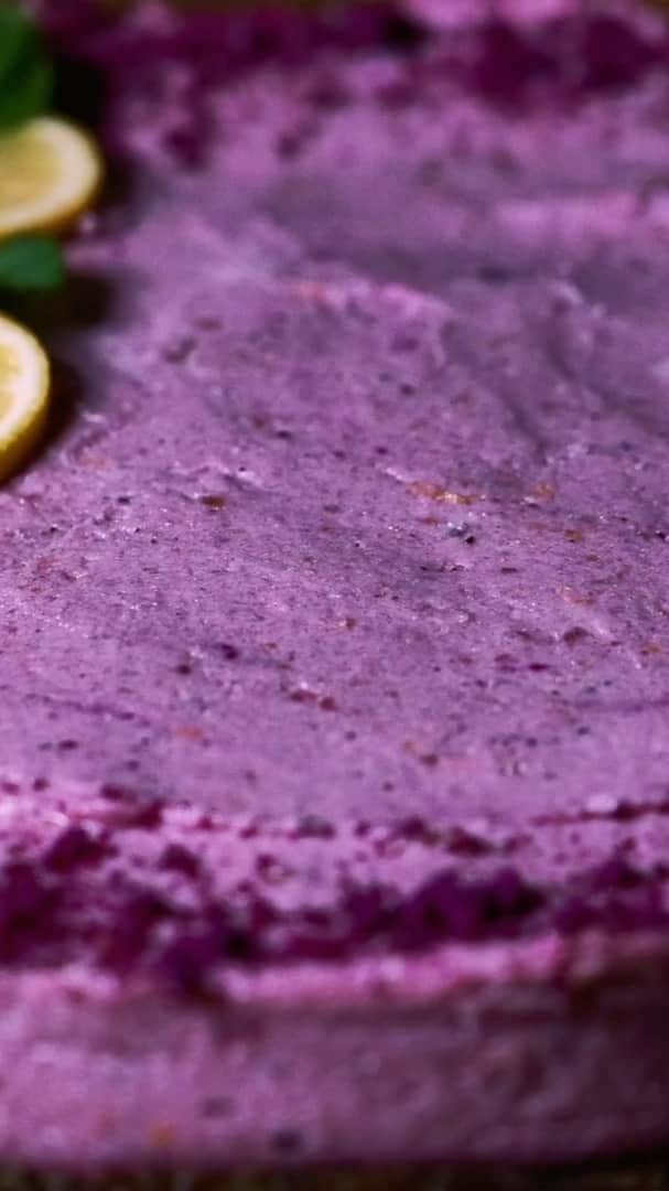 ケリスのインスタグラム：「With health being top of mind again this year, food can be the most powerful medicine! With baby on board, I’m showing you one of my newfound obsessions: raw pie. It’s vegan, it’s tasty, and it’s full of antioxidants, protein, and of course, flavor 😋 Bon appétit! @artipoppe」