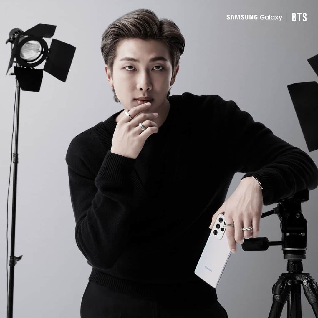 Samsung Mobileのインスタグラム：「📸: @bts.bighitofficial’s #RM with the new #GalaxyS21 is a whole mood.  #GalaxyxBTS」