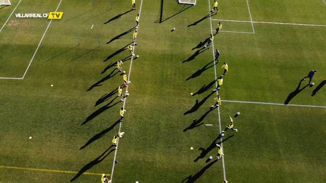 ビジャレアルCFのインスタグラム：「Una manera diferente de ver el entrenamiento de hoy 🧐.  ¡Qué pasada 😱👏!  #Villarreal #futbol #football #soccer」