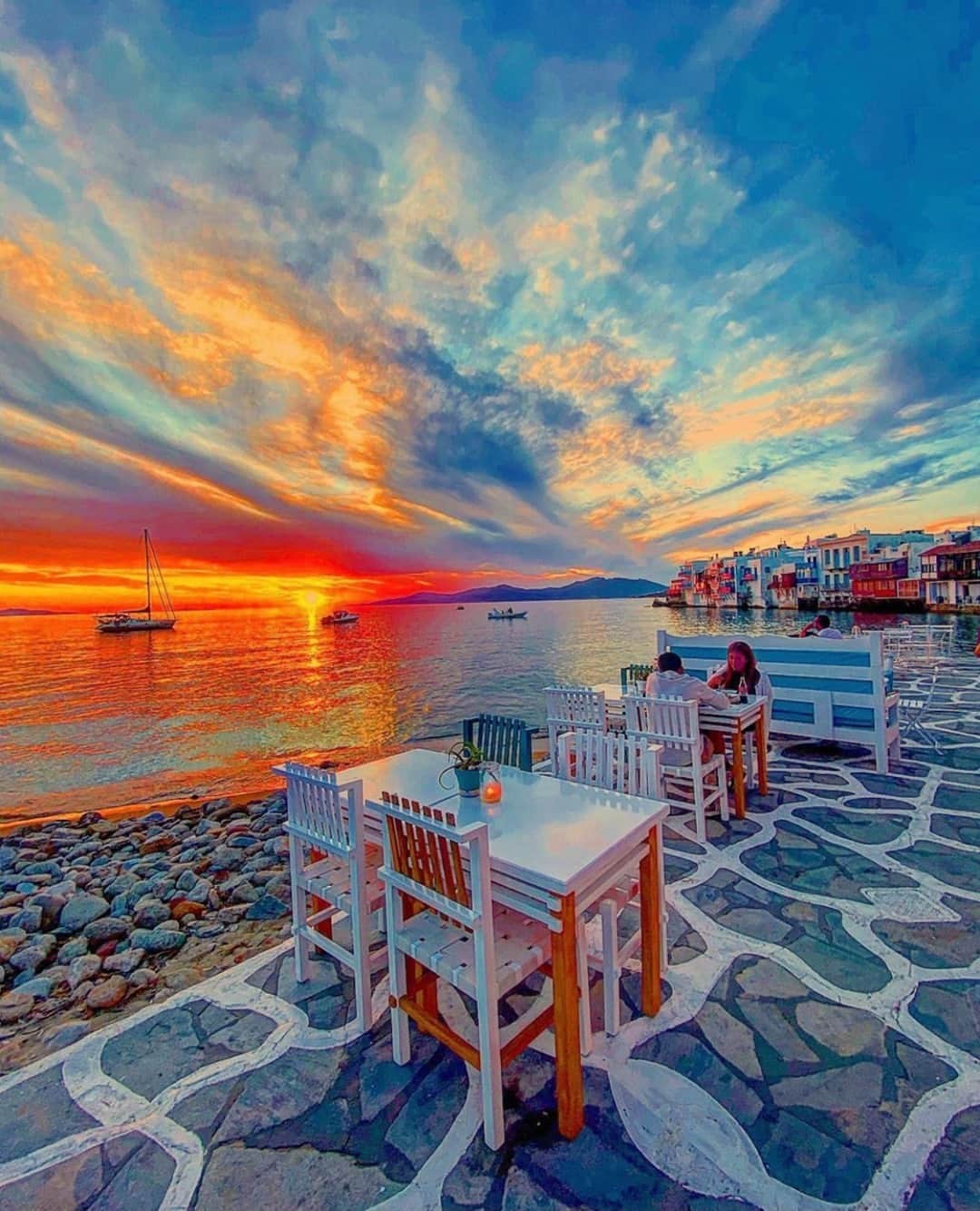Earth Picsさんのインスタグラム写真 - (Earth PicsInstagram)「🔥 sunset in Mykonos, Greece. 😍 Tag a friend you’d like to explore Greece with! Photo by @npsideris_new」1月15日 3時00分 - earthpix