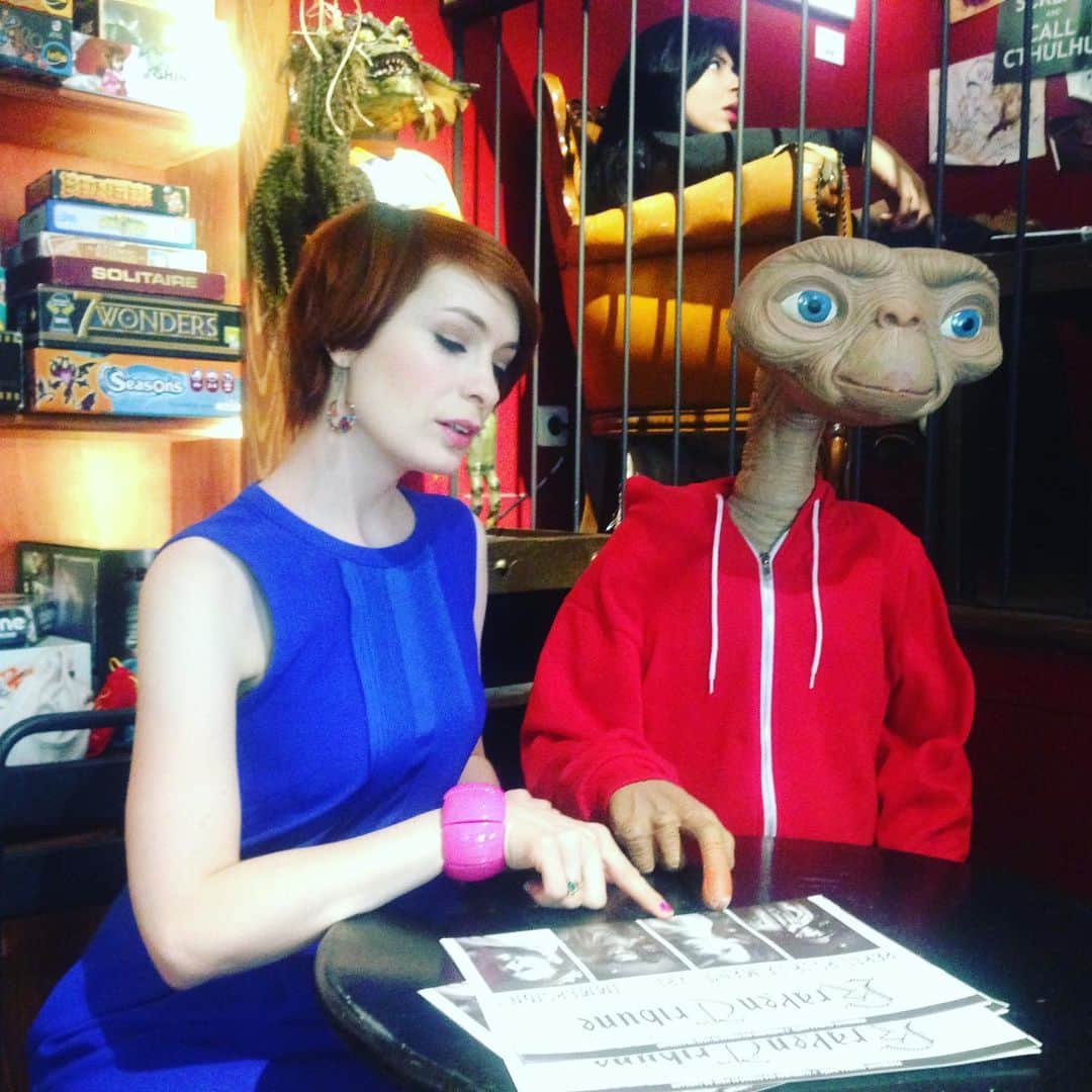 フェリシア・デイのインスタグラム：「#throwbackthursday to when I went to Paris with ET.」