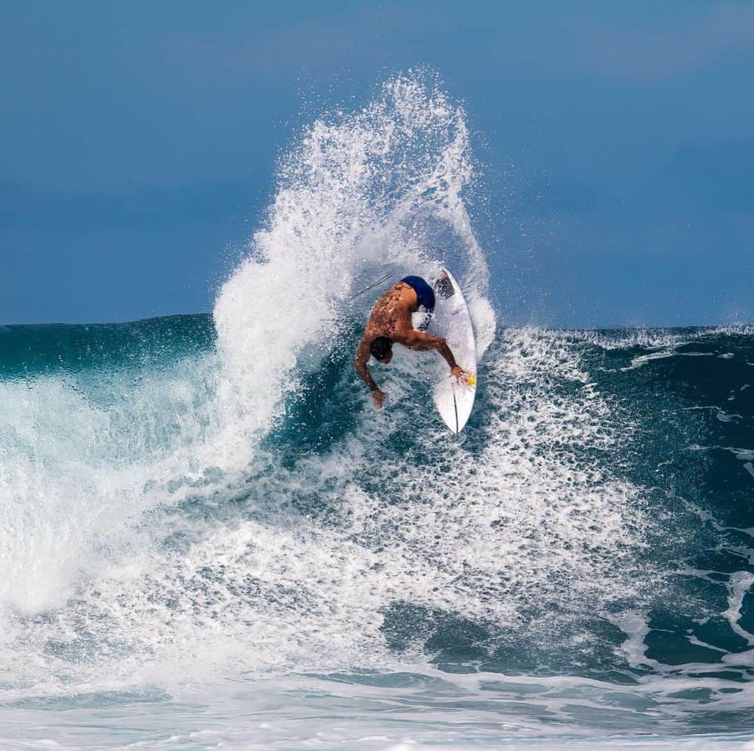 ミシェル・ボレーズさんのインスタグラム写真 - (ミシェル・ボレーズInstagram)「Small days on the north shore are still over head size waves lol. Breakfast at Rocky point yesterday morning . 📷 @tallteef」1月15日 3時06分 - bourezmichel