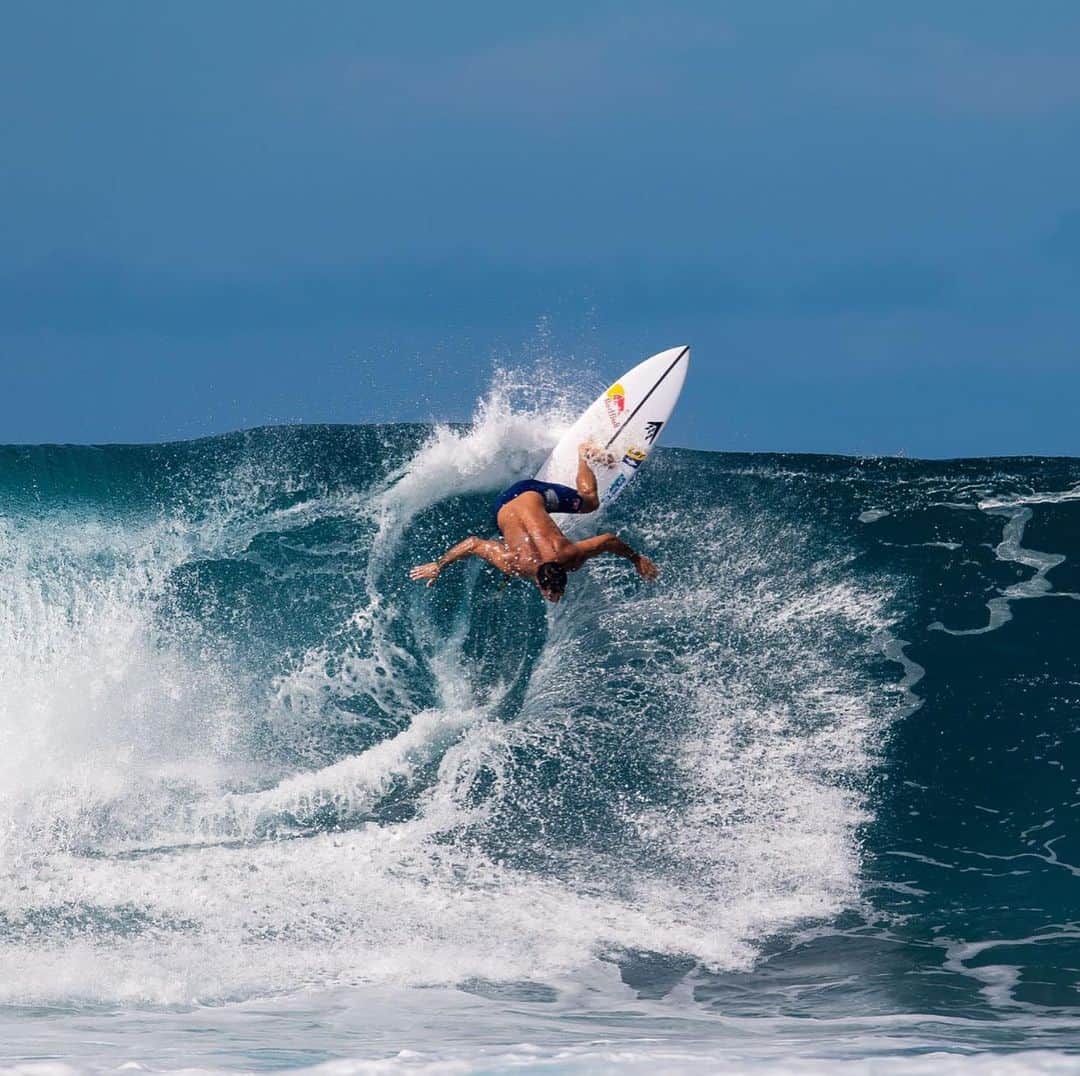 ミシェル・ボレーズさんのインスタグラム写真 - (ミシェル・ボレーズInstagram)「Small days on the north shore are still over head size waves lol. Breakfast at Rocky point yesterday morning . 📷 @tallteef」1月15日 3時06分 - bourezmichel