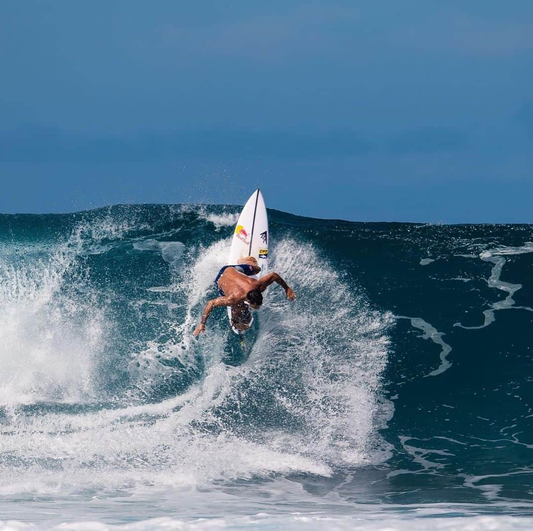 ミシェル・ボレーズのインスタグラム：「Small days on the north shore are still over head size waves lol. Breakfast at Rocky point yesterday morning . 📷 @tallteef」