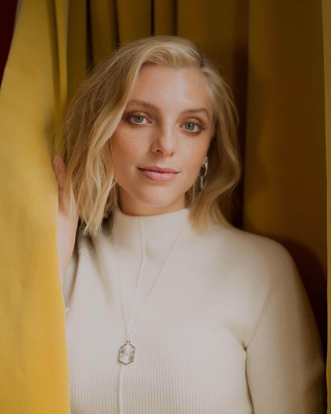 Estée Lalondeのインスタグラム：「Young and hopeful 🌞 I miss this Estée.  ~  @daisy_jewellery #esteelalondeXdaisy @daisy_jewellery (This was from our very first shoot together! Time flies 💛)」