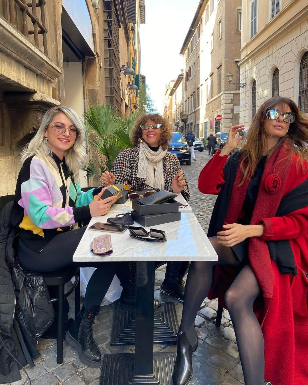 カトリネル・メンギアさんのインスタグラム写真 - (カトリネル・メンギアInstagram)「Sunglass traffickers waiting for ☕️ @sottocasa_giulia #yummy  🕶  @eyewear_beyond_luxury @filiberto.nerone」1月15日 3時09分 - catrinelmarlon