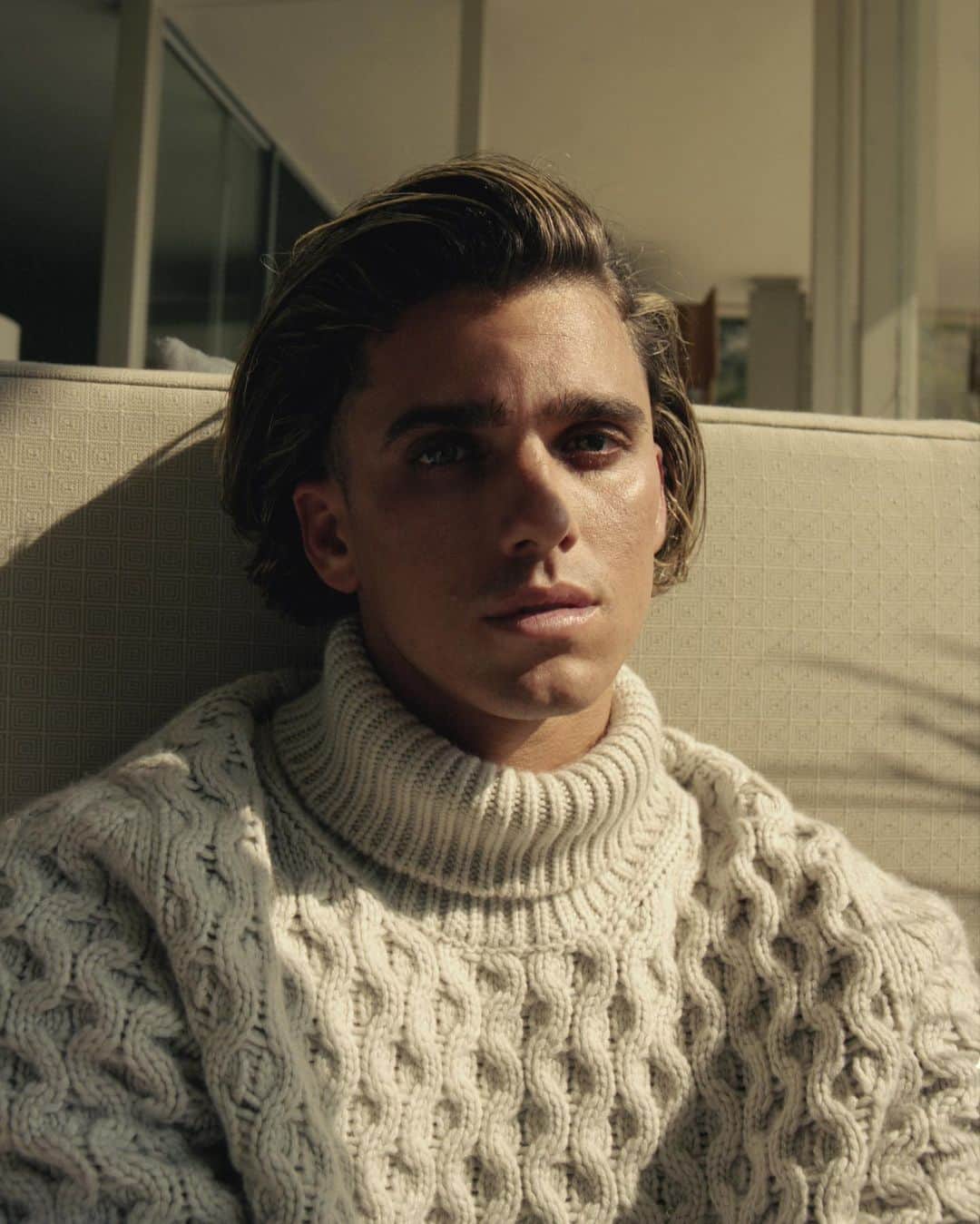カナーリのインスタグラム：「Jay Alvarrez is portrayed wearing a #CanaliFW20 grey textured turtleneck in this feature for L’Officiel Hommes Italia. From the best #CanaliEditorials of the season. #Canali1934 #menswear #fashioneditorial」
