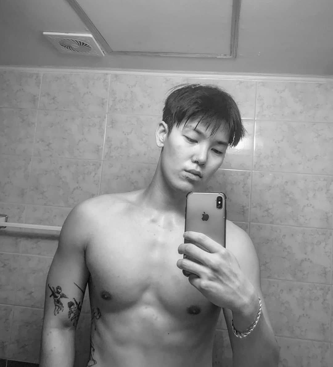 ZELO のインスタグラム：「It’s hard to be steady 😶  23/11/2015 ~ 15/01/2021」