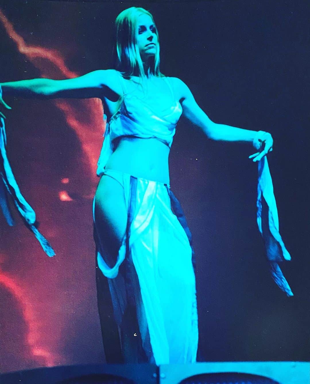 ロブ・ゾンビのインスタグラム：「The lovely @sherimoonzombieofficial on stage during The Sinister Urge tour back in 2001. The living dead girl live on stage. #sherimoonzombie #robzombie #throwbackthursday #thesinisterurge #livingdeadgirl」