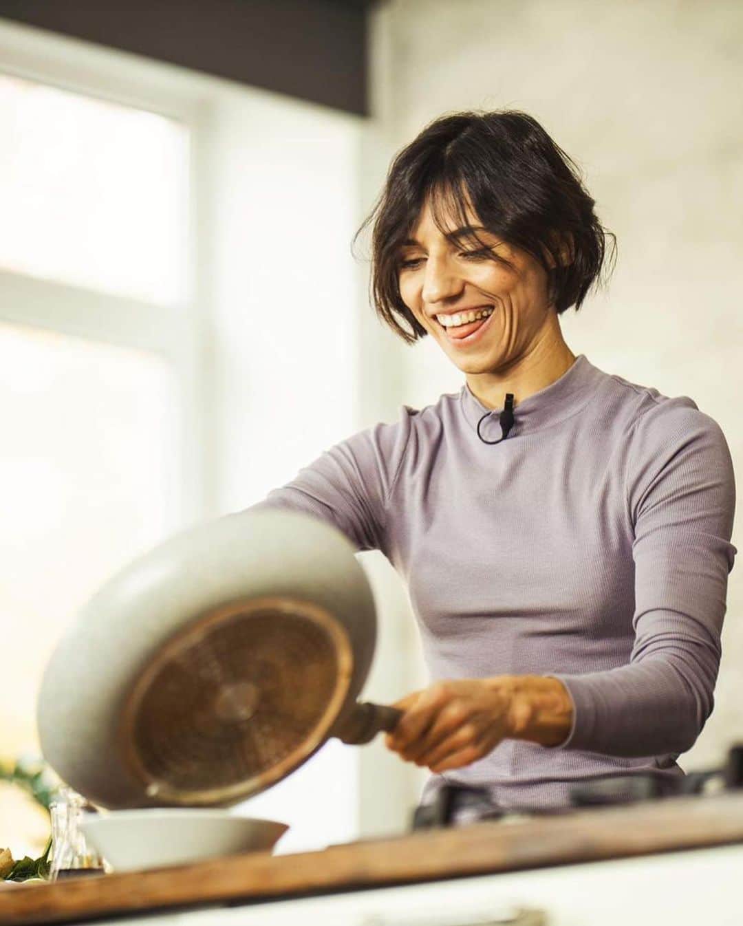 アンナ・キールバシンスカさんのインスタグラム写真 - (アンナ・キールバシンスカInstagram)「Kiedy zapraszają cię do programu kulinarnego, a ty udajesz ze w pełni wiesz co robisz 🤪👩🏻‍🍳  Jak chcesz się dowiedzieć jak robię swój ulubiony omlet z nutą azjatycką to zapraszam na mój profil, a tam w BIO znajdziesz link do video w którym krok po kroku razem z @dobra_karma_ulalatoja_ i @olimp_nutrition_pl pokazujemy co i jak robic👩🏻‍🍳👩🏻‍🍳  Fot. @tomasz_mateusiak」1月15日 3時27分 - annakielbasinska