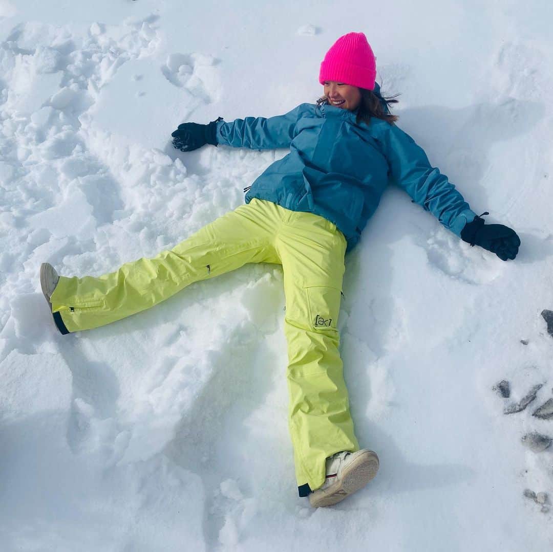 エビアン・クーのインスタグラム：「Not a good good morning  Bc I failed to do my snow angel 😅 I thought I would get some powder snow  from snowing hard yesterday....  今日の朝も寒すぎる マイナス8度だって。 エンジェル👼の形全く 出来なかったもおー パウダーじゃなかった」
