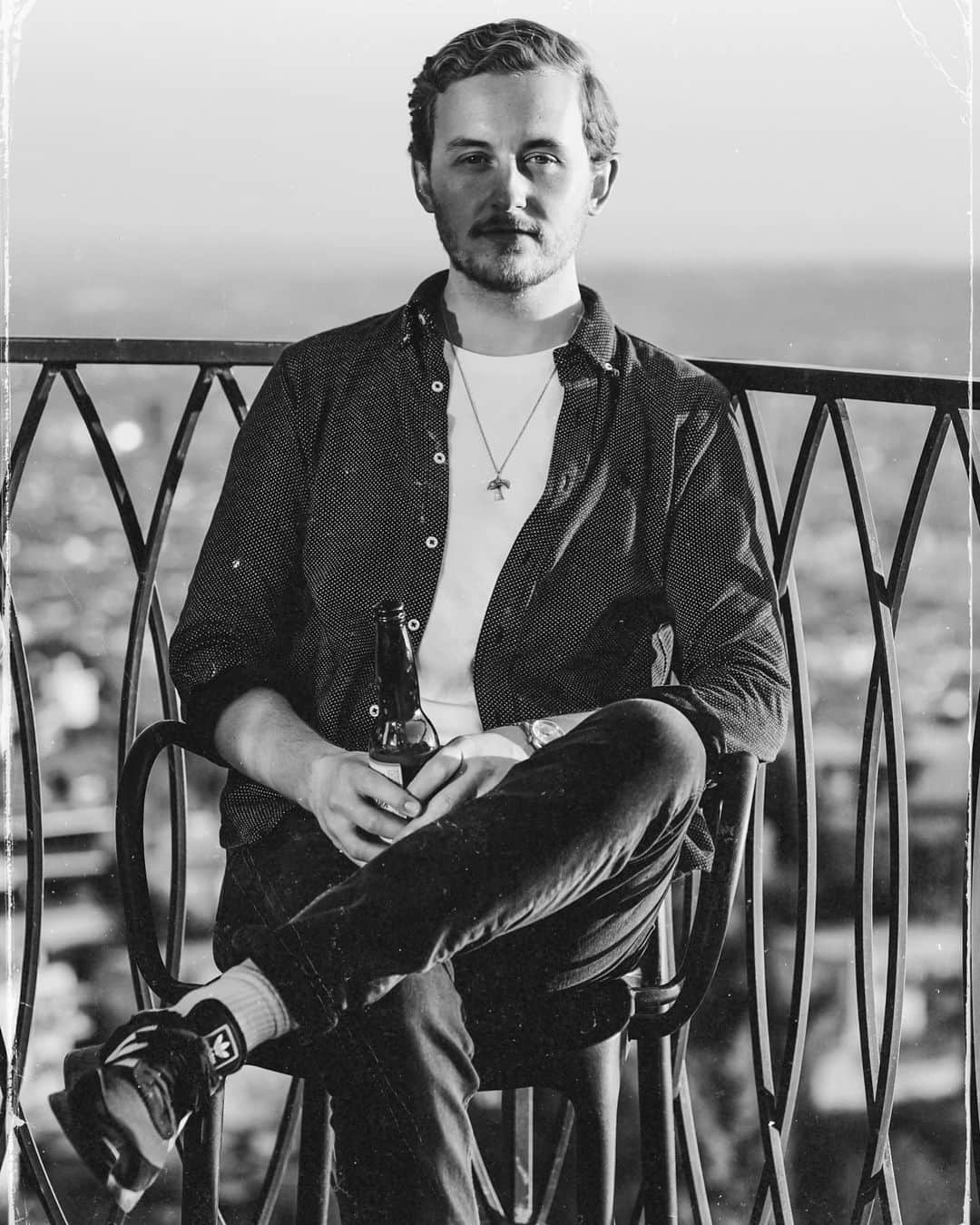 のインスタグラム：「Hey world 🌍 I’m back on @twitch tomorrow. Excited to hear the music you’ve all been creating in 2021 so far. Hope you’re all doing well & staying positive ♥️ Guy   📸 - @gastonaction 🙏🏻」