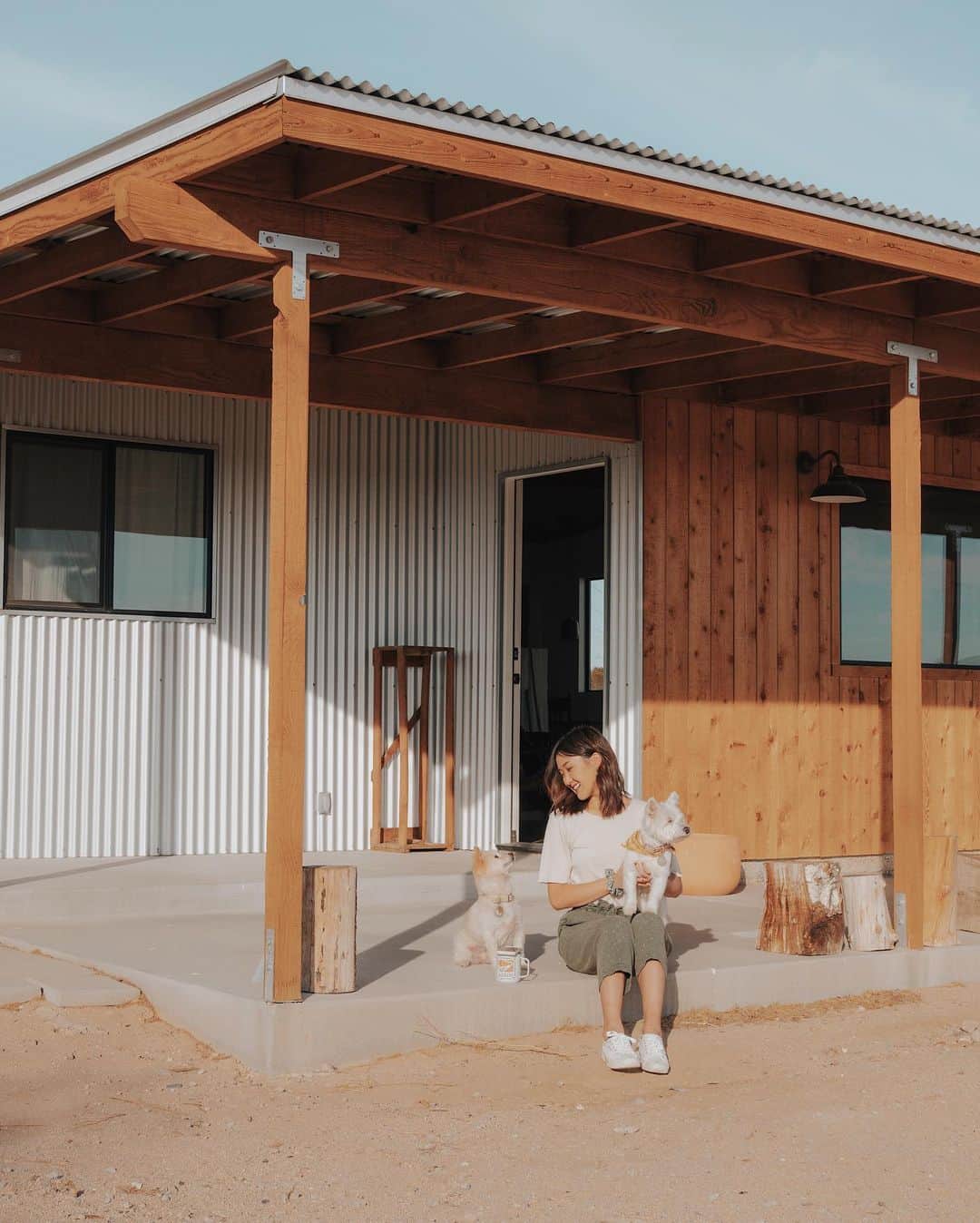W E Y L I Eのインスタグラム：「Grateful for my little best friends/travel buddies 🐥🐥 (Missing Michi who stayed home with Wah since she went on a solo trip with him last week). They were so excited when we first arrived to the cabin, but got super anxious when they realized we weren’t going home at night. They have their routine at home and I think they were very confused that we can just go to someone’s house & sleep there 😂」