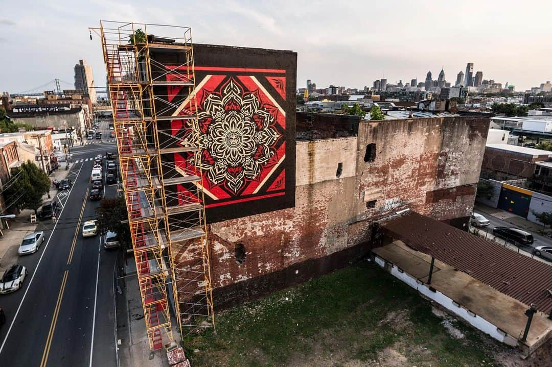 Shepard Faireyさんのインスタグラム写真 - (Shepard FaireyInstagram)「Throwing it back to the Lotus Diamond Mural that I painted in Philadelphia in 2014, which is no longer up... RIP! It was part of the @hennessyus mural tour we did that year, which started in Los Angeles, then Chicago, New York, Philadelphia, Berlin, Johannesburg, and ended in Toronto. It was a blast! This mural in Philly featured an older Lotus Diamond image, a more decorative piece representing my work's other side. One side of my work is provocative and agitational, with many political messages. Still, I think art can be beautiful and implicitly promote peace and many other values that I believe are positive. I try to have rhythm between the imagery that's more aggressive and what's not. This mural went over well with the folks in Philadelphia, and I was pleased with it!⁠⠀ I look forward to traveling safely again and working on murals with my crew; hopefully, we can do that later this year. Thanks, @adam_wallacavage, for capturing these shots back in the day!⁠⠀ -Shepard⁠⠀ ⁠⠀ #throwback #tbt #obeygiant #obey #shepardfairey #streetart #muralart」1月15日 3時51分 - obeygiant