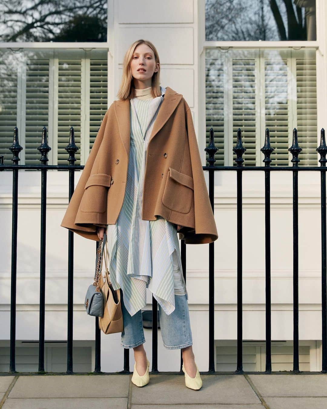 のインスタグラム：「Tote à tote: why carry one bag, when you could carry two?   #Harrods #HarrodsFashion  Our stores are closed – but you can still shop remotely through our Personal Shopping service, and online at harrods.com. Plus, enjoy 10% off with Harrods Rewards now. Join online for free today!」